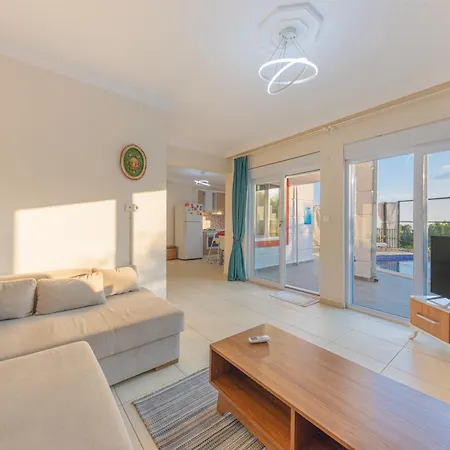 Doga Icinde Havuzlu Lueks Beyaz Villa