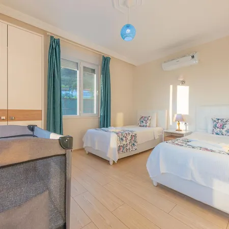 Doga Icinde Havuzlu Lueks Beyaz Villa