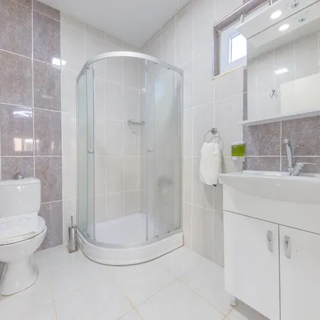 Doga Icinde Havuzlu Lueks Beyaz Villa