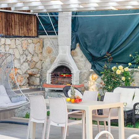 Villa Doga Icinde Havuzlu Lueks Beyaz *