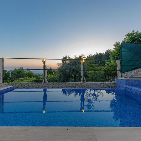 Doga Icinde Havuzlu Lueks Beyaz Villa Kas