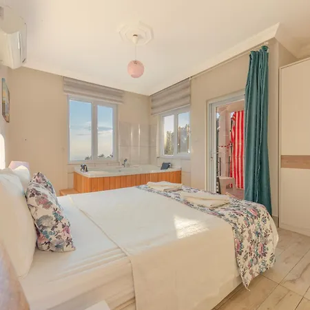 Doga Icinde Havuzlu Lueks Beyaz Villa