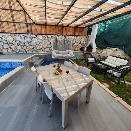 Doga Icinde Havuzlu Lueks Beyaz Villa *