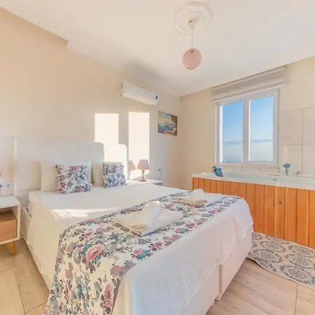 Villa Doga Icinde Havuzlu Lueks Beyaz Kas