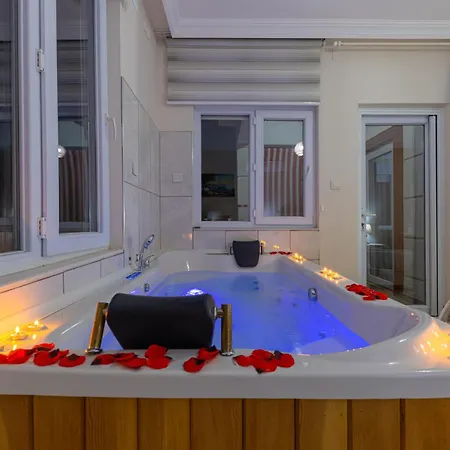 Doga Icinde Havuzlu Lueks Beyaz Villa