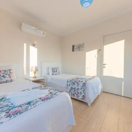 Villa Doga Icinde Havuzlu Lueks Beyaz Kas
