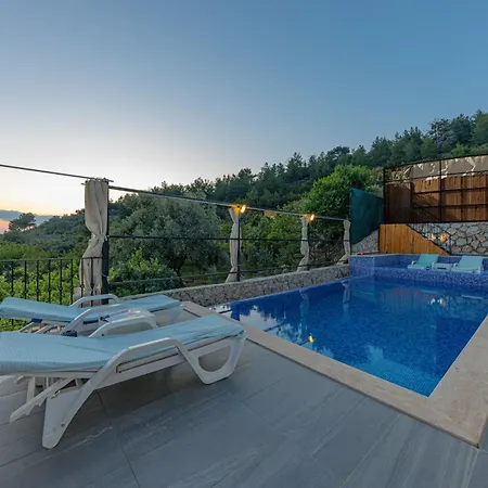 Doga Icinde Havuzlu Lueks Beyaz Villa